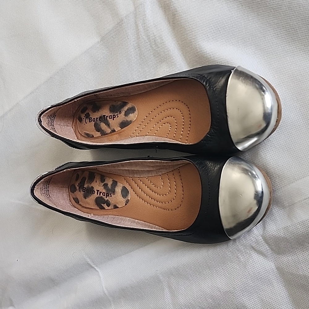 Bare Traps suzie flats size 7M